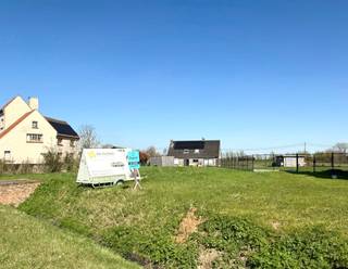 Gunstig gelegen perceel bestemd voor open bebouwing - Ongeveer 30 meter perceelbreedte. - Oppervlakte van 10a 04ca.