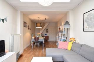 Deze charmante stadswoning is gelegen in het hart van Kortrijk, op wandelafstand van winkels, horeca, openbaar vervoer en het bruisende stadsleven.<br />Dankzij de centrale ligging geniet u hier van een leuke, levendige omgeving met alle voorzieningen binnen handbereik.<br /><br />Indeling als volgt:<br />Het gelijkvloers (48,5 m²) kan gebruikt worden als garage bij de woning of is afzonderlijk te gebruiken als opslagplaats. Deze ruimte is ideaal voor het stallen van fietsen en bakfietsen, het uitoefenen van een hobby of eventueel als atelier of werkruimte. Hier treffen we ook de geïntegreerde wasplaats.<br /><br />Via de trap bereikt u het leefgedeelte; een gezellige leefruimte bestaande uit eetplaats en zithoek. Aanpalend is er een volledig uitgeruste keuken.<br />Handige douchekamer met toilet maakte deze verdieping compleet.<br /><br />Een verdieping hoger vindt u de eerste slaapkamer, een badkamer uitgerust met een ligbad (en douchemogelijkheid), een lavabo en een tweede toilet.<br />Ruime nachthal met extra opbergmogelijkheden.<br /><br />De zolderverdieping, bereikbaar via een vaste trap, beschikt over voldoende ruimte (26m²) tot inrichten 2 extra kamers.<br /><br />Geen tuinonderhoud, wél een aangenaam terras waar u in alle rust kan genieten van de namiddag- en avondzon.<br /><br />Deze stadswoning combineert ruimte, functionaliteit en een topligging in het centrum van Kortrijk, en is ideaal voor wie comfortabel wil wonen in een leuke en dynamische omgeving!<br /><br />EXTRA TROEVEN: dubbele beglazing, centrale verwarming op aardgas, kelder aanwezig, ...<br /><br />Onze ref. DEV5052