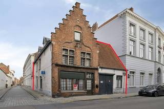This charming corner house is a unique opportunity on the Bruges real estate market. Located in the historic city center of Bruges, you can enjoy...