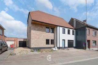 <p>Deze halfopen wind- en waterdichte nieuwbouwwoning op een rustige topligging in Haaltert!</p><p>De woning beschikt over een aparte garage, een ruime leefruimte met keukenberging, bureau en apart toilet op het gelijkvloers.<br />Op de verdieping vinden we 3 slaapkamers, badkamer, apart toilet en een berging.<br />De bovenste verdieping is toegankelijk via een vaste trap en biedt de mogelijkheid tot het creëren van 2 extra slaapkamers, hobbyruimte of bergruimte.</p><p>Twee aankoopmogelijkheden:</p><p>Aankoop in huidige casco staat<br />Perfect voor wie zelf wil instaan voor de verdere afwerking en volledige vrijheid wenst in materiaalkeuze en indeling.</p><p>Aankoop afgewerkt – meerprijs €80.000<br />De woning kan, mits een prijs van €80.000, volledig worden naar een kwaliteitsvolle standaard inclusief:</p><p>Verwarming<br />Elektriciteit<br />Sanitaire toe- en afvoerleidingen<br />Verwarming (vloerverwarming en warmtepomp)<br />Ventilatie<br />Vloerisolatie<br />Chapewerken<br />Pleisterwerken</p><p>Bij akkoord over de prijs kan de afwerking op korte termijn gebeuren, zodat u bij de akte zonder zorgen snel kan intrekken.</p><p>Bijkomend voordeel:<br />Aankoop én verdere afwerking kunnen gebeuren aan het verlaagde btw-tarief van 6%, dankzij het stelsel voor sloop en heropbouw (onder voorwaarden). Dit zorgt voor een aanzienlijk financieel voordeel voor de koper.</p>