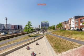 Graag bieden wij u deze garagebox aan. De plaats is gemakkelijk bereikbaar en afgesloten via een automatische poort. De wagen staat veilig...