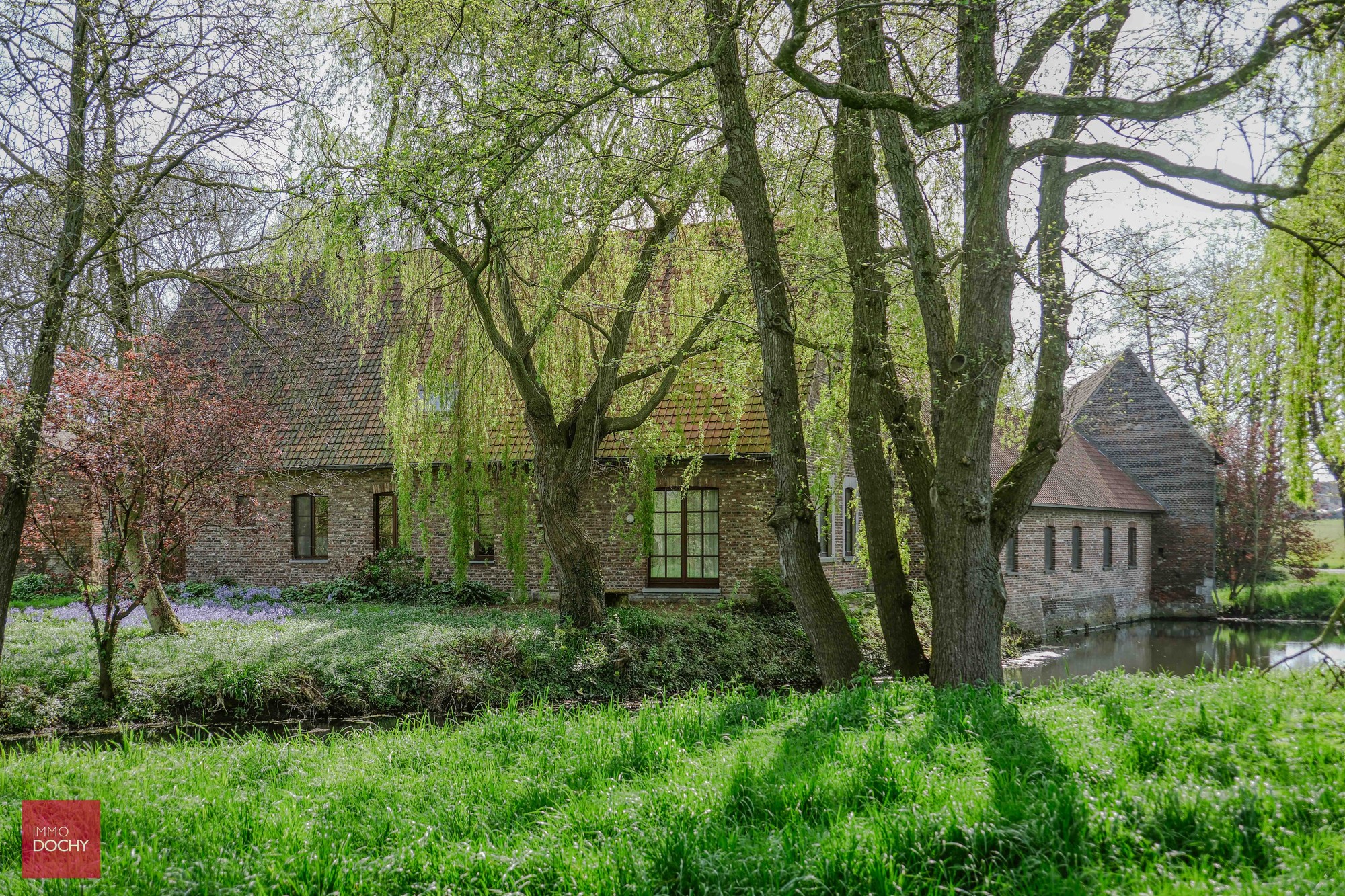Historische omwalde hoeve met verschillende bijgebouwen - foto 5