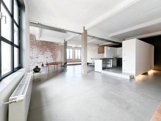 CENTRE POMPIDOU - Idéalement situé dans le quartier des quais, à deux pas du futur centre Pompidou, superbe loft d'une superficie de +/- 194m2. Il offre : un hall d'entrée avec WC invités donnant accès à un vaste espace de vie avec cuisine ouverte super-équipée, un bureau, une grande chambre avec salle de bains ouverte et dressing, une salle de douche et une buanderie. Emplacement de parking obligatoire (+110€). PEB : C. Il vous séduira par son style industriel, sa luminosité et son espace ! A visiter sans tarder !