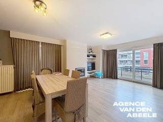 Dit gezellige appartement in Sint-Andries beschikt over twee ruime slaapkamers, wat het ideaal maakt voor gezinnen of stellen die op zoek zijn naar extra ruimte en comfort. De indeling is praktisch en biedt een fijne leefomgeving waar u zich snel thuis zult voelen.<br /><br />De badkamer is modern en functioneel ingericht, perfect afgestemd op de dagelijkse behoeften. Daarnaast beschikt dit appartement over een garage, wat niet alleen handig is voor het parkeren van uw voertuig, maar ook extra ruimte biedt voor opslag.<br /><br />Dankzij de ligging vlak bij alle belangrijke invalswegen bent u snel verbonden met de rest van de stad en daarbuiten. Dit maakt het een uitstekende keuze voor wie comfort en een goede bereikbaarheid in één woonplek wil combineren.<br /><br />Kosten: €50 provisie A.O