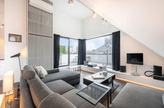 <p><span>Penthouse in het historische centrum van Antwerpen</span></p><p><span>Ontdek dit uitzonderlijke en rustig gelegen penthouse op de vijfde verdieping, midden in het historische hart van Antwerpen. Geniet dagelijks van een prachtig panoramisch uitzicht op onder meer de Sint-Jacobskerk en de iconische Boerentoren.<br /><br />Via de inkomhal met gastentoilet en praktische vestiairekasten betreedt u de lichtrijke leefruimte. Dankzij de grote raampartijen geniet u hier van veel natuurlijk licht en een uitzonderlijk uitzicht over de stad. Aansluitend bevindt zich het ruime zonneterras, toegankelijk vanuit zowel de woonkamer als de volledig uitgeruste keuken. De kwaliteitskeuken beschikt onder meer over een Novy kookplaat en dampkap, evenals een ingebouwd Miele koffieapparaat.<br /><br />De nachthal, afgewerkt met stijlvolle houten maatkasten en dressingruimte, geeft toegang tot drie volwaardige slaapkamers. Verder beschikt het appartement over twee badkamers: een eerste badkamer met ligbad en dubbele lavabo, en een tweede badkamer met douche, lavabo en toilet.<br /><br />Dit penthouse geniet van een uiterst rustige ligging bovenaan het gebouw en wordt verkocht inclusief een privatieve parkeerplaats op het gelijkvloers.</span></p><p><span>Met een uitstekende Mobiscore van 9,7/10 bevindt u zich op wandelafstand van universiteiten, hogescholen, de Meir, meerdere supermarkten, winkels, restaurants, theaters en openbaar vervoer.</span></p><p><span>Een instapklaar penthouse met terras, parkeerplaats en topligging in het centrum van Antwerpen..</span></p><p><span> </span></p>