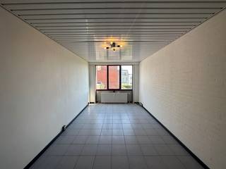 Ontdek deze studio op de eerste verdieping van een rustige residentie te Bredene. Bij het betreden van de studio wordt u begroet door een ruime woonkamer met grote raampartijen, waardoor het natuurlijke licht vrijelijk naar binnen stroomt. <br />De woonkamer vloeit naadloos over in een open keuken volledig uitgerust met dampkap, kookplaat en koelkast met vriesvak. De badkamer is praktisch ingericht, met een douche, lavabo en toilet.<br />Het gebouw beschikt niet over een lift, wat een charmant aspect van deze rustige residentie vormt en een vleugje authenticiteit toevoegt aan het algehele karakter. Deze studio is vrij op 15/10/2026. De huurprijs bedraagt 535 euro per maand, met een voorschot van 50 euro voor algemene onkosten en 50 euro voor water en verwarming. Ben je geïnteresseerd in dit pand te huur in Oostende? Ga naar de website www.dermul.be, klik op het pand dat je wenst te huren. Via de knop "ik heb interesse" vragen we u kort een profiel in te vullen. Daarna nemen we contact op voor een bezoek. Telefonisch kunnen er geen afspraken gemaakt worden.