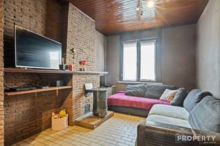 Gezellige woning met uitweg te koop!Indeling: inkomhal, leefruimte met gaskachel, keuken met ontbijthoek, badkamer, berging. Op de eerste verdieping...