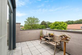 <p><strong>Ben je op zoek naar een ruime woning met handelsruimte, polyvalente ruimte, 2 à 3 slaapkamers én tuin in Erembodegem? Zo Gevonden!</strong></p>
<p>Met een bewoonbare oppervlakte van 272 m² op een perceel van 310 m² biedt deze eigendom heel wat ruimte en mogelijkheden. Dankzij de centrale ligging, nabij winkels, scholen, openbaar vervoer en belangrijke invalswegen, geniet je van een uitstekende bereikbaarheid. Bovendien beschikt de woning over een gunstig EPC-label C (206 kWh/m²/jaar), en centrale verwarming op aardgas.</p>
<p>Op het gelijkvloers vind je een commerciële ruimte van ca. 40 m², ideaal als winkel, kantoor of praktijk, aangevuld met een polyvalente ruimte van 69 m², een hobbyruimte van 10 m², een badkamer met douche, een afzonderlijk toilet en een berging/technische ruimte. Achteraan bevindt zich een aangename tuin van ca. 130 m².</p>
<p>Het woongedeelte bevindt zich op de verdiepingen en omvat een lichtrijke woonkamer, een gezellige zitkamer, een ingerichte keuken, een slaapkamer van 14,9 m², een tweede badkamer met ligbad en een zonnig dakterras. Op de tweede verdieping bevindt zich een ruime slaapkamer van 29,6 m², die eenvoudig kan worden opgesplitst in twee slaapkamers, waardoor de woning over drie slaapkamers kan beschikken.</p>
<p>Een ideale eigendom voor wie wonen en werken wil combineren of op zoek is naar veel ruimte en tal van mogelijkheden. Contacteer ons snel voor een bezoek!</p>