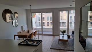 <p>Gemeubeld 2 kamer appartement inclusief garage</p><p>Ontdek dit instapklare gemeubelde appartement met twee slaapkamers, gelegen in een modern gebouw opgeleverd in 2019. Met een bewoonbare oppervlakte van 83m² biedt dit appartement een ruime en lichte leefruimte, aangevuld met een zonnig terras van 10m². De woning is gemeubeld en beschikt over een uitstekende EPC-score A++ (810Wp zonnepanelen), wat garant staat voor een laag energieverbruik. Vanop het terras heb je zicht op een rustige binnenplaats.</p><p>In de lichtrijke open leefruimte bevindt zich een eettafel met vier stoelen en een 2-zits zetel met salontafel. De keuken is modern uitgerust en er zijn ook 2 krukjes voorzien. In de masterbedroom zij een dubbelbed met bijhorende nachtkastjes en een grote dressing kast voorzien. In de gang bevindt zich bovendien ook nog een grote opbergkast.</p><p>De aanwezigheid van een lift, een aparte berging en een ondergrondse open staanplaats maken het woongenot compleet.</p><p>Maandelijkse kosten geraamd op € 150</p>