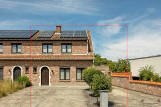 <h1><span>Achter deze karaktervolle gevel wacht een woning die u zal verrassen.</span></h1><p><span>Van buitenaf straalt deze woning authenticiteit uit, maar eenmaal binnen ontdekt u vooral ruimte, licht en een aangename woonbeleving. </span></p><p><span>De leefruimte baadt in het natuurlijke licht dankzij de grote raampartijen die uitkijken op de groene tuin. Hier is het heerlijk thuiskomen na een drukke dag, gezellig tafelen met vrienden of genieten van een rustige zondagnamiddag. De verbinding met de keuken zorgt voor een gezellige en praktische indeling waarin het dagelijkse leven zich moeiteloos afspeelt.</span></p><p><span>De keuken biedt alle comfort voor wie graag kookt. Dankzij de doordachte inrichting blijft er voldoende werk- en opbergruimte over, terwijl u steeds in contact blijft met de leefruimte en de tuin.</span></p><p><span>Op de verdieping bevinden zich drie volwaardige slaapkamers. Elke kamer geniet van een aangename lichtinval en biedt voldoende ruimte om in te richten als slaapkamer, kinderkamer, bureau of hobbyruimte. Zo groeit deze woning moeiteloos mee met de noden van haar toekomstige bewoners.</span></p><p><span>Een absolute troef is de buitenruimte. De zonnige, volledig private tuin vormt een verlengstuk van de woning en nodigt uit om elk seizoen optimaal te beleven. Of u nu kiest voor een barbecue met vrienden, een rustig ontbijt in de ochtendzon of een spelende kinderschare op het gazon, hier geniet u elke dag van rust en groen. </span></p><p><span>Ook op praktisch vlak scoort deze woning uitstekend. De ruime garage biedt plaats voor uw wagen, fietsen en extra opslag, terwijl de aanwezige zonnepanelen bijdragen aan een energiezuinige en toekomstgerichte woonervaring.</span></p><h3><span>Waarom u deze woning wilt bezoeken</span></h3><ul><li><span>Verrassend ruime gezinswoning</span></li><li><span>Lichtrijke leefruimte met zicht op de tuin</span></li><li><span>Drie slaapkamers</span></li><li><span>Grote, zonnige tuin met totale privacy</span></li><li><span>Ruime garage en praktische bergruimte</span></li><li><span>Zonnepanelen voor een lagere energiekost</span></li><li><span>Ideale combinatie van karakter, comfort en ruimte</span></li></ul><p><span>Deze woning is geen standaard huis, maar een plek waar u meteen de mogelijkheden voelt. Een woning die uitnodigt om er uw eigen verhaal te schrijven, in een aangename woonomgeving in Hamme.</span></p><p><span>Plan vandaag nog uw bezoek en ontdek zelf waarom deze woning zoveel meer is dan wat u van buitenaf vermoedt.</span></p>
