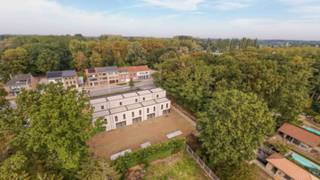 Ontdek VILLA E, een eigentijdse woonproject aan de Tervuursesteenweg 401 in Elewijt.<br />Deze nieuwe ontwikkeling omvat vijf stijlvolle gezinswoningen met een hedendaagse architectuur, optimale lichtinval en zonnige privétuinen.<br /><br />De beschikbare woningen variëren in type van halfopen tot gesloten bebouwingen, met grondoppervlaktes tussen circa 84 m² en 236 m². De woningen bieden een doordachte indeling met drie ruime slaapkamers, een open leefruimte met ingerichte keuken, een moderne badkamer en een extra tweede verdieping, bereikbaar via een vaste trap. Deze extra ruimte is perfect geschikt als hobbykamer, bureau of bijkomende slaapkamer. <br /><br />Achteraan de woningen ligt een privatieve tuinzone, bereikbaar via een pad van 1,5 meter breed. In elke tuin is er mogelijkheid tot een tuinberging. <br /><br />De afwerking gebeurt naar eigen smaak volgens het uitgebreide lastenboek en worden gebouwd met duurzame materialen. <br />Ook op het vlak van energie scoort dit project uitstekend, zo is elke woning uitgerust met een warmtepomp, vloerverwarming, ventilatiesysteem C+ Evo III en zonnepanelen, waardoor je futureproof en energiezuinig woont. <br /><br />De woningen beschikken ook over private parkeerplaatsen vooraan het project. <br /><br />Mits voldaan aan de voorwaarden, kan je genieten van het verlaagd btw-tarief van 6 procent. <br /><br />Lijkt dit jou voor de ideale gezinswoning? Plan vandaag nog je afspraak met onze nieuwbouwspecialist via onze website.