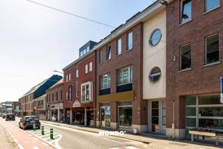 Bent u op zoek naar de perfecte uitvalsbasis voor uw kantoor, praktijkruimte of handelszaak? Dit uiterst strategisch gelegen commercieel gelijkvloers in het bruisende centrum van Wolvertem (Meise) combineert een uitstekende visibiliteit met modern comfort. Dankzij de centrale ligging geniet uw onderneming hier van een constante passantenstroom en een optimale bereikbaarheid.<br /><br />Het pand is volledig instapklaar en onmiddellijk beschikbaar, klaar om uw professionele plannen te realiseren. <br /><br />Commerciële oppervlakte: 108 m² nuttige oppervlakte op het gelijkvloers, flexibel in te richten.<br />Zeer gunstig EPC-label B, wat u garandeert van lage energiekosten.<br /><br />Uitgerust met een eigen toiletruimte, een tweede apart toilet én een douche.<br /><br />Extra opslagruimte: Inclusief een ruime, privatieve kelderberging (K5) in de kelderverdieping – ideaal voor archivering of extra voorraad.<br /><br />Transparante transactie: Zuivere verkoop van het vastgoed, geen vennootschapsovername.<br /><br />Indeling en mogelijkheden<br />Met een weidse oppervlakte van 108 m² leent dit representatieve pand zich perfect voor diverse doeleinden. Of u nu een vrij beroep uitoefent, een modern kantoor wilt inrichten of een hippe handelszaak start; de grote raampartijen zorgen voor veel natuurlijk licht en een sterke visuele aanwezigheid in het straatbeeld.<br /><br />Het moderne bouwjaar (2000) en de uitstekende staat van onderhoud zorgen ervoor dat u zonder renovatiezorgen direct kunt starten met uw exploitatie.<br /><br />Uitstekende locatie in Meise (Wolvertem)<br />Gelegen in de kern van Wolvertem geniet u van een toplocatie met een vlotte verbinding naar de A12 en de Brusselse Ring. Parkeergelegenheid en openbaar vervoer bevinden zich in de directe nabijheid, wat de drempel voor uw klanten en medewerkers uiterst laag maakt.<br /><br />Interesse? Neem vandaag nog contact op voor meer informatie of een bezoek ter plaatse.<br />tim@mondovastgoed.be - 0483 60 60 60