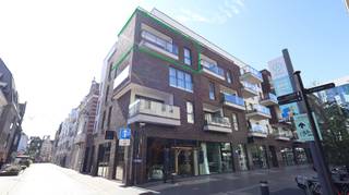 Dit uiterst verzorgde appartement is gelegen op De Munt, in het centum van Roeselare.<br /><br />Het appartement bestaat uit inkom met gastentoilet, ruime leefruimte met ingerichte open keuken, een badkamer, twee slaapkamers en een wasplaats/berging.<br />De open keuken is voorzien van een spoeltafel, kookplaat, dampkap, combi-oven, koelkast en vaatwasmachine. De keuken sluit perfect aan bij de lichtrijke leefruimte en vormt samen met het aangename terras de ideale plek om tot rust te komen.<br /><br />Extra troef: Het appartement werd volledig geschilderd, en is voorzien van verlichting en gordijnen.<br />In de kelder is een extra afgesloten kelderberging aanwezig.<br /><br />Gemeenschappelijke kosten:  € 50/maand.<br /><br />Dit appartement is beschikbaar vanaf 1 oktober 2026. <br /><br /><u><strong>Benieuwd? Neem contact op voor meer informatie of een persoonlijk bezoek.</strong></u><br />Ga naar de website www.dicasa.be, klik op het pand dat je wenst te huren. Via de knop "Ik ben kandidaat" vragen we u kort een profiel in te vullen.<br />Daarna nemen we contact op voor een bezoek. Telefonisch kunnen er geen afspraken gemaakt worden.