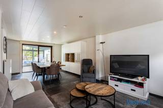 Op zoek naar een instapklare gezinswoning waar ruimte, comfort en een uitstekende ligging hand in hand gaan? Dan is deze verzorgde woning met 2 private staanplaatsen, een zuidgerichte tuin en prachtig zicht op het Vrijheidspark absoluut een bezoek waard.<br /><br />Deze woning biedt een uitzonderlijke kans voor gezinnen en starters die op zoek zijn naar een warme thuis zonder ingrijpende werken. Doorheen de jaren werd de woning grondig gemoderniseerd en steeds met zorg onderhouden. Zo beschikt u over conforme elektriciteit, is asbestveilig, EPC-label C, dubbele beglazing in PVC, rolluiken, een vernieuwde keuken, badkamer en een kwalitatieve interieurafwerking. Dankzij de degelijke betonconstructie en het beperkte kadastraal inkomen vormt dit bovendien een bijzonder interessante investering.<br /><br />Op het gelijkvloers geniet u van een aangename open leefruimte waar eetkamer, zithoek, veranda en keuken naadloos in elkaar overvloeien. De vele raampartijen zorgen voor een overvloed aan natuurlijk licht en creëren een directe verbinding met de tuin. De veranda doet momenteel dienst als speelruimte voor de kinderen, maar vormt evengoed een ideale uitbreiding van de leefruimte dankzij het aanwezige schuifraam. Verder beschikt het gelijkvloers over een apart toilet, een praktische wasruimte en extra bergruimte.<br /><br />Op de eerste verdieping bevinden zich 2 ruime slaapkamers, een badkamer uitgerust met bad en toilet en een doorloopdressing die toegang geeft tot de zolderverdieping. Hier werd een masterbedroom ingericht die uitblinkt in ruimte en mogelijkheden. Wenst u extra slaapkamers? Dan kan deze verdieping eenvoudig worden opgesplitst waardoor u in totaal 4 slaapkamers creëert.<br /><br />Buiten wacht een zonnige tuin met groot terras en een prachtig open zicht op het Vrijheidspark. Hier kunnen kinderen zorgeloos spelen terwijl u geniet van rust, privacy en gezellige momenten met familie en vrienden. Een zomerse barbecue of ontspannen avond in het groen krijgt hier een extra dimensie.<br /><br />Een bijkomende troef zijn de 2 private staanplaatsen voor de woning. Thuiskomen zonder parkeerzorgen wordt hier dagelijkse realiteit.<br /><br />Dankzij de nabijheid van winkels, scholen, openbaar vervoer en belangrijke verbindingswegen combineert deze woning een rustige woonomgeving met een bijzonder praktische ligging.<br /><br />Bent u op zoek naar een instapklare gezinswoning met ruimte, parkeergelegenheid, een zonnige tuin en een uniek uitzicht op het groen? Contacteer ons vandaag nog voor een bezoek en ontdek zelf waarom deze woning de ideale plek is om uw volgende hoofdstuk te schrijven.