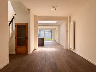 <p>Dit prachtige huis aan de Weldadigheidsstraat in het levendige Gentbrugge biedt een perfecte balans tussen comfort en stijl. Met een bewoonbare oppervlakte van 149 vierkante meter en een perceeloppervlakte van 85 vierkante meter, creëert deze woning een warme en uitnodigende sfeer voor jou en je gezin. De rustige ligging maakt het een ideale plek, met alle nodige voorzieningen binnen handbereik. In 2021 onderging het huis een zorgvuldige renovatie, die de moderne uitstraling alleen maar heeft versterkt.</p>
<p>De indeling van het huis omvat drie slaapkamers, waardoor er meer dan voldoende ruimte is voor gezinsleden of gasten. De lichte en ruime woonkamer sluit aan op een gezellige eetkamer. De goed uitgeruste keuken biedt alle nodige comfort voor de culinaire liefhebbers. Bovendien is er een badkamer en een apart toilet die praktisch gebruiksgemak aan het geheel toevoegen. Dit huis belooft niet alleen een plek om te wonen, maar een warme thuis waar je mooie momenten kunt creëren.</p>
