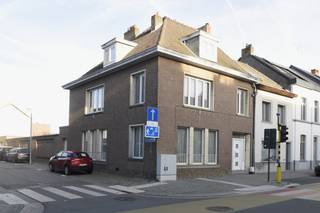 In het centrum van Rupelmonde, in een rustige straat vlakbij alle voorzieningen, vind je deze zeer degelijke en verrassend ruime woning met maar liefst 5 slaapkamers, een uitgestrekte tuin en een garage achteraan het perceel. Perfect voor grote gezinnen of wie nood heeft aan extra ruimte, opslag of hobbyruimte.<br /><br />Via de riante inkomhal kom je binnen in de <strong>lichtrijke living</strong>, gevolgd door een aparte eetkamer.<br />De keuken biedt een mooi zicht op de diepe tuin en geeft bovendien rechtstreeks toegang tot het terras en de buitenruimte.<br />Op de eerste verdieping bevinden zich <strong>drie zeer ruime slaapkamers</strong>, een badkamer met lavabo, douche, ligbad en toilet en een aparte wasplaats.<br />De tweede verdieping is bereikbaar via vaste trap en beschikt over nog eens <strong>twee slaapkamers</strong> en extra bergruimte, waardoor deze woning enorm veel mogelijkheden biedt.<br /><br />Bijkomend is er ook nog een ruime en droge kelder aanwezig.<br />Achteraan het perceel bevindt zich een garage en bijkomende bergruimte.<br />Daarnaast zijn er 2 extra garages optioneel mee aan te kopen — een unieke kans voor wie extra opslag, wagenruimte of een hobbyproject wenst.<br /><br /><strong>Troeven:</strong>
<ul>
	<li>5 volwaardige slaapkamers</li>
	<li>Diepe tuin met garage en bergruimte</li>
	<li>Extra garages optioneel bij aan te kopen</li>
	<li>Lichtrijke leefruimtes</li>
	<li>Veel opberg- en uitbreidingsmogelijkheden</li>
	<li>Rustige, centrale ligging in Rupelmonde</li>
</ul>
Op zoek naar een ruime woning met potentieel en een grote tuin?<br />Contacteer ons vandaag nog voor een bezoek! 03/775.78.79<br />Ben je ook van plan jouw eigendom te verkopen? Maak een afspraak voor een gratis schatting, wij maken er samen een succesverhaal van.