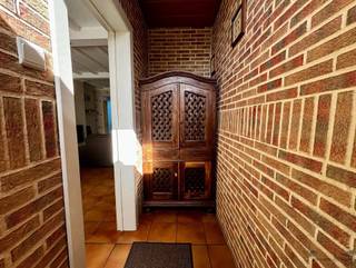 <h3><span>Rijwoning met 3 slaapkamers & tuin in hartje Hamme</span></h3><p><span>Ben je op zoek naar een ruime en praktisch ingedeelde woning op een centrale locatie in Hamme? Deze gezellige rijwoning combineert verrassend veel woonruimte met een aangename tuin en is ideaal voor wie graag alles binnen handbereik heeft.<br />Op het gelijkvloers bevindt zich een ruime leefruimte met aansluitend de moderne, volledig ingerichte keuken. Dankzij het kookeiland, de vele kasten en het natuurlijke licht is dit een fijne plek om dagelijks te koken en samen te zijn. <br />Verder beschikt de woning over een badkamer met ligbad, een praktische wasruimte en een lichtrijke veranda die rechtstreeks toegang geeft tot het terras en de tuin.</span></p><p><span>Buiten geniet je van een zongeöriënteerde stadstuin met terras, voldoende ruimte om te ontspannen en een handig tuinhuis achteraan. Een mooie extra voor een centraal gelegen rijwoning.</span></p><p><span>Op de verdiepingen bevinden zich 3 slaapkamers en een aparte bureauruimte, ideaal voor thuiswerk, studie of als hobbykamer. </span></p><p><span>De centrale ligging in Hamme maakt het plaatje compleet: winkels, scholen, horeca en andere voorzieningen bevinden zich in de nabije omgeving.</span></p><p><span>Een verrassend ruime woning met veel potentieel op een uitstekende locatie. Zeker een bezoek waard! </span></p><p><span> </span></p><p><span>Bekijk ook onze visuele tour: <span>https://web-player.walkly.app/VoT9ChdTkk3ayg4RKdVj/rku93Eh1i1E4apgSScf2/ww/public</span></span><span> </span></p>