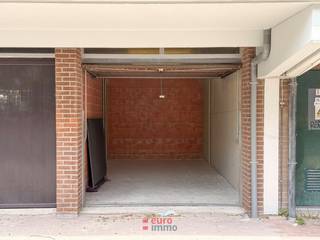 Deze praktische garagebox is uitstekend gelegen in Nieuwpoort-Bad, aan de Franslaan 117. Dankzij de rechtstreekse toegang van buitenaf geniet u van een bijzonder vlotte bereikbaarheid en optimaal gebruiksgemak.<br /><br />De centrale ligging, op korte afstand van zee, winkels en promenade, maakt deze garage ideaal als veilige parkeerplaats of extra bergruimte aan de kust.<br /><br />Een praktische opportuniteit op een gegeerde locatie in de badplaats.