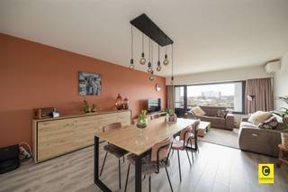 <p><span>Appartement spacieux et prêt à l'emploi (125 m²) avec terrasses ensoleillées et confort optimal</span></p><p><span>Vous recherchez de l'espace, de la lumière et un confort d'habitation moderne ? Cet impressionnant appartement d'environ 125 m² vous offre tout ce dont vous avez besoin. Avec deux chambres à coucher exceptionnellement grandes, des terrasses des deux côtés et une finition énergétiquement efficace avec climatisation, il s'agit d'une opportunité unique pour ceux qui souhaitent emménager sans souci dans un bien immobilier qui a de l'allure.</span></p><p><span> </span></p><p><span>Hall d'entrée</span></p><p><span>En entrant, on découvre immédiatement l'espace de cet appartement. Le hall d'entrée spacieux donne un accès direct à l'espace de vie et à la cuisine. Il y a beaucoup de place pour un placard de vestiaire, ce qui garantit une réception ordonnée et accueillante.</span></p><p><span> </span></p><p><span>Espace de vie &amp; cuisine</span></p><p><span>L'espace de vie spacieux de pas moins de 35 m² est baigné de lumière naturelle. Grâce aux grandes fenêtres, vous bénéficiez d'une sensation d'ouverture et d'aération. Un grand avantage est la présence d'une pompe à chaleur/climatisation, ce qui fait qu'il est agréable de vivre ici en été comme en hiver. Depuis le coin salon, on accède à la terrasse orientée sud-ouest, l'endroit idéal pour profiter du soleil de l'après-midi et du soir. La cuisine séparée est un espace fonctionnel où tout amateur de cuisine se sentira comme chez lui. La cuisine est entièrement équipée de tous les appareils modernes et offre un grand espace de travail et de rangement. Grâce à sa connexion directe avec le hall et à sa proximité avec l'espace de vie, cet agencement est très pratique.</span></p><p><span> </span></p><p><span>Chambres à coucher &amp; salle de bains</span></p><p><span>Du côté calme de l'appartement se trouvent deux chambres à coucher à part entière qui, avec 15 m² et 17 m², sont bien au-dessus de la moyenne. Les deux chambres sont équipées d'un système de climatisation et d'une pompe à chaleur pour un climat de sommeil optimal. Depuis les chambres, vous avez également accès à la deuxième terrasse à l'arrière. La salle de bains est moderne et bien équipée.</span></p><p><span> </span></p><p><span>Facilités supplémentaires &amp; parking</span></p><p><span>L'appartement est aménagé de manière pratique avec des espaces de rangement supplémentaires, y compris une cave privée. Votre vélo est entreposé en toute sécurité dans le local à vélos commun. Pour ceux qui souhaitent plus de confort, il est possible d'acheter une place de parking extérieure pour  14 500. Vous n'aurez donc plus jamais à chercher une place de parking.</span></p><p><span> </span></p><p><span>Les points forts en un coup d'œil :</span></p><p><span>Espace de vie généreux : Environ 125 m² d'espace de vie pur.</span></p><p><span> </span></p><p><span>Grandes chambres : deux chambres spacieuses de 15 m² et 17 m².</span></p><p><span> </span></p><p><span>Toujours la bonne température : Climatisation/pompe à chaleur dans la salle de séjour et les chambres à coucher.</span></p><p><span> </span></p><p><span>Espace extérieur : Terrasses à l'avant et à l'arrière (orientation sud-ouest).</span></p><p><span> </span></p><p><span>Parking : Place de parking optionnelle directement à l'immeuble.</span></p><p><span> </span></p><p><span>En bref : un appartement prêt à l'emploi où l'espace et le confort moderne vont de pair. Prenez rendez-vous pour une visite bientôt !</span></p>