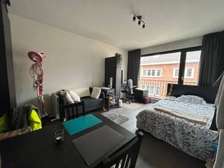 <p>**ACADEMIEJAAR 2026-2027 - ENKEL STUDENTEN**<br /><br />Residentie Monte Domus is gelegen aan de Leuvense befaamde ziekenhuis omgeving en dit een uiterst gunstige locatie. Deze residentie is geschikt voor studenten op zoek naar een comfortabele thuis. Niet alleen de strategische ligging van het pand is een troef maar ook de faciliteiten in de nabijheid zijn mooi meegenomen. Supermarkten, scholen, campussen, openbaar vervoer, Gasthuisberg, apotheek, parken, kruidtuin… op wandel/ fietsafstand.<br /><br />Deze studio bevindt zich op de tweede verdieping en beschikt over een ingerichte keuken en geïnstalleerde badkamer.<br /><br />Wees er snel bij! Wenst u graag eens te komen kijken? Plan dan vandaag nog een bezoek in! verhuur@connect-immo.be of 0470 59 65 44<br /><br />Beschikbaar vanaf 15 september 2026!<br />Huurprijs: €815 + €1.560 vaste kosten op jaarbasis</p>