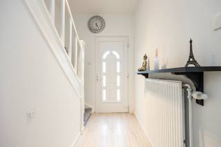 <p><strong>INSTAPKLARE, RUIME GEZINSWONING MET 3 SLAAPKAMERS OP EEN PERCEEL VAN 9A92CA TE HASSELT!<br /></strong><br />Gelegen aan de Wijerveldstraat 35 in Hasselt geniet deze charmante gezinswoning van een bijzonder gunstige ligging. De woning bevindt zich in een aangename woonomgeving op korte afstand van het centrum van Hasselt, waardoor winkels, scholen, openbaar vervoer, horeca en andere dagelijkse voorzieningen steeds binnen handbereik liggen. Dankzij de vlotte verbinding met belangrijke invalswegen en de nabijheid van diverse faciliteiten combineert deze locatie een uitstekende bereikbaarheid met comfortabel wonen in een rustige omgeving. Ook groenvoorzieningen en recreatiemogelijkheden bevinden zich in de nabije omgeving, wat deze woning extra aantrekkelijk maakt voor gezinnen, starters en investeerders.</p>
<p>Daarnaast is de woning gelegen op een ruim perceel van maar liefst 9 are 92 centiare, wat zorgt voor heel wat buitenruimte en mogelijkheden. Het perceel biedt voldoende ruimte om in alle rust te genieten van het buitenleven en vormt een absolute meerwaarde voor wie op zoek is naar extra tuin- of ontspanningsruimte.</p>
<p>De woning dateert oorspronkelijk van 1950 en is 139m2 groot (Bron: EPC), maar onderging in 2020 een grondige renovatie waarbij bijna alle belangrijke elementen werden vernieuwd. Zo werden onder andere de ramen, deuren, vloeren, keuken, badkamer, toiletten en de HR-gasketel vervangen, waardoor de woning vandaag een hedendaags wooncomfort biedt met behoud van haar charmante uitstraling. In 2026 werd bovendien verder geïnvesteerd in energiezuinigheid door de plaatsing van zonnepanelen en muurisolatie. Dit resulteert in een degelijk EPC label C. Daarnaast beschikt de woning over een conforme elektrische keuring, wat zorgt voor extra zekerheid bij aankoop.</p>
<p>Via de inkomhal bereikt u de gezellige leefruimte die aansluit op de vernieuwde keuken. Verder beschikt het gelijkvloers over een badkamer, een praktische wasplaats en een aangenaam binnenterras waar u in alle rust kan genieten van het buitenleven. Achteraan bevindt zich bovendien nog extra bergruimte, ideaal voor stockage, fietsen of tuinmateriaal.</p>
<p>Op de eerste verdieping bevinden zich drie volwaardige slaapkamers en een nachthal. Daarnaast beschikt de woning nog over een zolderverdieping die momenteel niet afgewerkt is, maar die tal van mogelijkheden biedt voor wie extra ruimte wenst te creëren of nood heeft aan bijkomende opslagruimte.</p>
<p>Kortom, een instapklare en energiezuinigere woning met drie slaapkamers, moderne renovaties, een ruim perceel en een uitstekende ligging nabij het centrum van Hasselt.<br /><br />Interesse om te komen kijken? Bel ons op 011 96 51 76 of mail ons op info@momentumvastgoed.be</p>