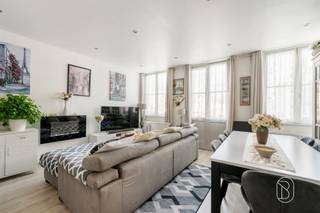 <p>Dit prachtige duplexappartement, perfect gelegen in het hart van het historische stadscentrum van Doornik, is momenteel verhuurd en bevindt zich op de 1e verdieping van een gebouw met uitzicht op de Place Saint-Pierre. Het is als volgt ingedeeld:</p><p>Een ruime woonkamer met een ingerichte en gemeubileerde keuken, een wasruimte en een apart toilet.<br />Op de eerste verdieping: een overloop die toegang geeft tot twee slaapkamers, een ingerichte doucheruimte en een tweede toilet.<br />Op de tweede verdieping: een inrichtbare zolder.</p><p>TECHNISCHE GEGEVENS: Centrale verwarming op gas, PVC-ramen, RC 1790 €, momenteel verhuurd voor 750 €/maand</p>