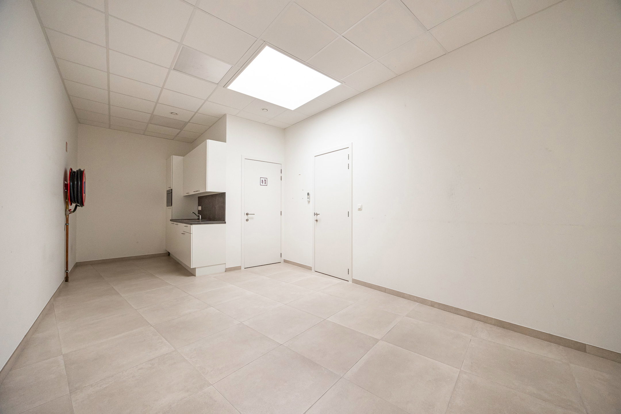 Handelspand van 179m² met 4 achterliggende staanplaatsen. - foto 4