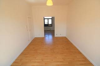 Le studio est divisé en trois parties avec beaucoup de luminosité grâce aux haux plafonds qui sont typique pour les maisons de maître et qui...
