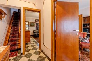 Te renoveren woning met o.a. 2 slaapkamers nabij het centrum van Nijlen.Indeling GLV: inkomhal; ruime woonkamer; keuken; berging/wasplaats en...