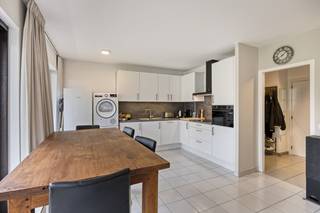 Vous recherchez un duplex à Laeken ? Découvrez cet appartement bien entretenu sur l'Avenue du Forum à Laeken (1020 Bruxelles), à la frontière de Strombeek et près de la Rue De Wand.Cet appartement allie un environnement verdoyant à une mobilité exceptionnelle. Vous bénéficiez d'une proximité immédiate avec toutes les facilités quotidiennes :- Supermarchés, commerces de proximité et écoles- Connexions directes par transports en commun (tram/bus) vers le Centre de Bruxelles- Accès rapide aux grands axes routiers : Ring, A12 et E40Le duplex est en excellent état et offre un agencement fonctionnel sur deux niveaux:Premier étage :- Hall d'entrée et toilette séparée- Séjour lumineux- Cuisine ouverte récemment installée donnant accès à une agréable terrasse.Deuxième étage :- Hall de nuit- Salle de bain moderne- Deux chambres confortables avec terrasseUne cave privative est également incluse.Atouts:- Localisation centrale, mais au calme- Cuisine et salle de bain récemment rénovées- Très bien entretenuCharges : La provision pour le chauffage, l'eau froide et l'eau chaude est comprise dans les charges communes.Option Parking : Un box de garage dans un immeuble voisin peut être acheté en option pour + 25 000 €.Ne manquez pas cette chance unique de vivre dans un emplacement aussi stratégique. Intéressé(e) par ce duplex bien entretenu sur l'Avenue du Forum ? Contactez-nous rapidement pour plus d'informations ou une visite !