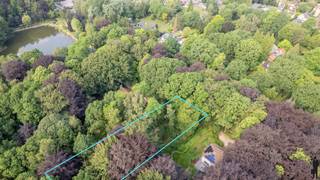 <p><strong>Exclusieve bouwgrond van ca. 3.300 m² in groene woonbosomgeving te Heide</strong></p>
<p>Bent u op zoek naar een uitzonderlijk perceel om uw droomwoning te realiseren? Dan biedt deze <strong>exclusieve bouwgrond voor open bebouwing</strong> in het gegeerde <strong>Heide</strong> een unieke opportuniteit.<br />Met een perceeloppervlakte van ca. <strong>3.300 m²</strong>, een straatbreedte van ca. <strong>27,50 meter</strong> en een perceeldiepte van ca. <strong>120 meter</strong>, geniet u hier van een uitzonderlijk gevoel van ruimte, privacy en natuurbeleving. Het perceel biedt tal van mogelijkheden voor de realisatie van een stijlvolle vrijstaande woning die perfect aansluit bij het groene karakter van de omgeving.</p>
<p>Deze bouwgrond is gelegen in een rustige en residentiële woonomgeving, op wandel- en fietsafstand van het centrum van <strong>Heide</strong>. Hier woont u midden in het groen, terwijl winkels, scholen, horeca, openbaar vervoer en het station zich op korte afstand bevinden. Bovendien geniet u van een vlotte verbinding naar Antwerpen en Nederland.<br />Het perceel maakt deel uit van een vergunde verkaveling en bevindt zich binnen het <strong>RUP Woonbos II</strong>. Kenmerkend voor deze omgeving is het unieke woonboskarakter waarbij natuur, privacy en kwalitatief wonen centraal staan. Dankzij het achterliggende parkgebied blijft het groene uitzicht maximaal behouden en geniet u van een bijzonder aangename woonomgeving.</p>
<p><strong>Bijzonderheden<br /></strong>- Perceeloppervlakte van ca. <strong>3.300 m²<br /></strong>- Geschikt voor een <strong>open bebouwing<br /></strong>- Straatbreedte van ca. <strong>27,50 meter<br /></strong>- Diep perceel van ca. <strong>120 meter<br /></strong>- Gelegen in een exclusieve <strong>woonbosomgeving</strong><strong><br /></strong>- Onderdeel van een vergunde verkaveling<br />- Gelegen binnen <strong>RUP Woonbos II<br /></strong>- Rustige en residentiële ligging<br />- Op wandel- en fietsafstand van het centrum van Heide<br />- Nabij winkels, scholen, station en openbaar vervoer<br />- Vlotte verbinding naar Antwerpen en Nederland</p>
<p><strong>Ligging<br /></strong>Heide staat bekend als één van de meest gegeerde woonlocaties van Kalmthout. De combinatie van uitgestrekte natuur, residentiële woonwijken en een uitstekende bereikbaarheid maakt deze omgeving bijzonder populair bij wie op zoek is naar rust, ruimte en levenskwaliteit. Dankzij de nabijheid van de Kalmthoutse Heide geniet u hier dagelijks van een unieke groene omgeving zonder in te boeten aan comfort en bereikbaarheid.<br /><br /><strong>Een zeldzame opportuniteit voor wie op zoek is naar een exclusieve bouwgrond op een toplocatie waar ruimte, natuurbeleving en wooncomfort perfect samenkomen. Contacteer ons gerust voor meer informatie over de bouwvoorschriften en de mogelijkheden van dit prachtige perceel.</strong></p>