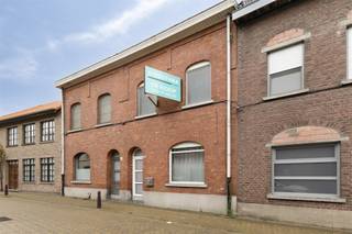 Welkom bij deze gezellige woning in Aalst, dat volledig is getransformeerd tot een moderne familiewoning. Deze woning combineert authentieke details met eigentijdse comfort op een habitable oppervlakte van 161,5 vierkante meter. Deze woning beschikt over vier ruime slaapkamers die perfect geschikt zijn voor gezinnen of voor wie extra ruimte wil. De slaapkamers variëren in grootte en karakter, met enkele kamers voorzien van zolderramen die veel natuurlijk licht binnenbrengen. De gezellige woonruimte nodigt uit tot ontspanning en samenzijn. Met moderne inrichtingen en warme afwerkingen creëert deze woning een uitnodigende sfeer. De open keuken is voorzien van moderne apparatuur en praktische opbergruimte, perfect voor het bereiden van maaltijden en het delen van momenten met naasten. De badkamer is functioneel ingericht met alle nodige voorzieningen. Daarnaast biedt de woning praktische extra ruimtes, waaronder een wasruimte en een werkruimte, ideaal voor thuiswerkenden. Een van de grote voordelen van deze woning is de prachtige buitenruimte. De tuin is voorzien van een lounge-achtig zitgedeelte onder een aangename pergola, perfect voor ontspanning en buiten genieten. De interne indeling is verzorgd met ruimtelijke doorgangen en een aangename circulatie op verschillende niveaus. De trap connecteert alle verdiepingen op elegante wijze, terwijl ramen en daklichten zorgen voor veel daglicht. Deze woning is ideaal voor wie een unieke combinatie zoekt van karakter, moderne voorzieningen en praktische ruimte in het hart van Aalst.