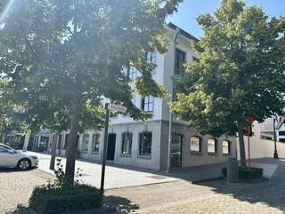 Dit mooi ingericht één-slaapkamer appartement is gelegen op de Markt 40 in Diepenbeek.  Dit is centraal gelegen tussen Hasselt - Genk - Bilzen.  Er zijn uitgebreide mogelijkheden om de wagen te parkeren in de nabije buurt.  Door de ligging is deze ook op wandelafstand van de lokale winkels en horeca.<br />Je komt via de inkomhal in de ruime leefruimte waar je kan genieten van veel natuurlijke lichtinval.  Verder is er een keuken met alle hedendaagse toestellen, een berging en een gastentoilet aanwezig.  Je kan van de zon genieten op het mooie half overdekte terras op de achterzijde van het gebouw.  Verder is er de slaapkamer met ingebouwde kasten en een aanliggende badkamer met douche en toilet.  Het appartement is nieuw geschilderd en voorzien van verduistering en verlichting.  Er is een lift voorzien.<br />Onder is er nog een kelderberging voorzien.  De vaste kosten bedragen €80.<br />Er is de mogelijkheid om een autostaanplaats extra bij te huren, maar parkeren kan met een bewonerskaart.<br />Wens je dit mooi appartement te zien neem dan contact op met Valère Vangeel via valere@vestio.com of tel  0472 32 34 24.<br />Via www.vestio.com kan je steeds een bezoek aanvragen na het openen van het pand.