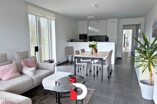 Luxueus recent appartement in res. Greenfront te Sint-Michiels. Zeer lichtrijk hoekappartement met inkom, leefruimte met ingerichte keuken voorzien van alle toestellen, apart toilet, 2 slaapkamers (13 en 11 m²), badkamer met ruime inloopdouche, lavabomeubel en handdoekdroger, berging met mogelijkheid voor wasmachine/droogkast. Het appartement heeft een individuele warmtepomp voor het water van verwarming, sanitair en de vloerverwarming. Het appartement heeft grote raampartijen voorzien van zonnewering. Rustige ligging op de 4de verdieping met zicht op het lappersfortbos en kanaal Brugge-Gent. Het ruime terras (25 m²) is ZW georiënteerd. Ruime garagebox in ondergrondse garage inbegrepen in de huurprijs (plaats voor grote wagen, fietsen, ...). Gemeenschappelijke kosten: €70/maand. EPC: 41 kWh/m². Plan eenvoudig uw bezoek via onze website: www.delbecque.immo.