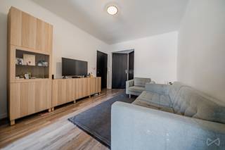 Info &amp; bezichtigingen: maxime.labad@weinvest.be of 02 315 77 22<br /><br />We Invest biedt u exclusief dit appartement met 1 slaapkamer aan, gelegen aan de Aumalestraat 116 in Sint-Jans-Molenbeek, op de 1e verdieping van een klein appartementencomplex. Het heeft een woonoppervlakte van 52 m² en bestaat uit een woonkamer, een keuken- en eethoek, een badkamer en een slaapkamer. De elektriciteit voldoet aan de normen tot 2050.<br /><br />Het appartement verkeert in goede algemene staat en is voorzien van PVC-ramen, dubbele beglazing, individuele gasverwarming en een ingerichte keuken. EPC F, met een verbruik van 321 kWh/m² per jaar en een CO₂-uitstoot van 642 kg. <br /><br />De locatie biedt gemakkelijke toegang tot het openbaar vervoer en ligt vlakbij winkels, voorzieningen en hoofdwegen. De wijk, op de grens tussen Anderlecht en Sint-Jans-Molenbeek, is praktisch voor het dagelijks leven en leent zich goed voor een eerste aankoop of als investering.<br /><br />Neem contact met ons op om een bezichtiging te regelen! Mis onze exclusieve aanbiedingen niet op WWW.WEINVEST.BE