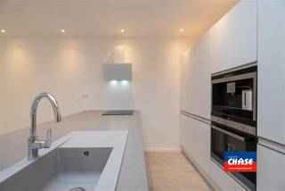 <p><span>WILRIJK - BIST | VOLLEDIG GERENOVEERDE RIJWONING MET DRIE SLAAPKAMERS, TWEE BADKAMERS EN TUIN | EPC B |</span></p><p><span>Indeling als volgt: gelijkvloers: inkom/traphal - slaapkamer vooraan - moderne badkamer met inloopdouche, lavabomeubel en hangtoilet - berging met condensatieketel en aansluiting wasmachine - lichtrijke woonkamer met open, geïnstalleerde keuken - mooie tuin met aangelegde terrassen.</span></p><p><span>Eerste verdieping: twee slaapkamers - tweede moderne badkamer met inloopdouche, lavabomeubel en hangtoilet. Elektriciteit conform het AREI en zonnepanelen. Asbestveilig.</span></p><p><span>Gelegen in een rustige woonwijk met in de onmiddellijke nabijheid winkels, scholen en openbaar vervoer.</span></p>