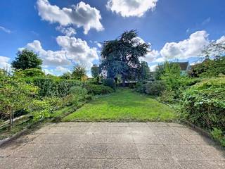 Deze ruime woning te koop in Steendiep te Knokke-Heist biedt bijzonder veel potentieel en vormt een uitstekende basis voor wie op zoek is naar een gezinswoning met ruimte, buitenmogelijkheden en een gunstige ligging. De woning beschikt over vijf slaapkamers, een zonnige tuin met terras, een inpandige garage en een oprit.<br /><br />Gelegen in een rustige en kindvriendelijke wijk, bevindt de woning zich in een doodlopende straat waar aangenaam en rustig wonen centraal staat. Dankzij de ruime indeling en het aantal slaapkamers zijn er tal van mogelijkheden om de woning volledig aan te passen aan de eigen woonwensen en noden.<br /><br />De zonnige tuin met terras vormt een aangename troef en biedt voldoende ruimte om te genieten van het buitenleven. De inpandige garage en oprit zorgen bovendien voor extra parkeergelegenheid en praktisch comfort, een mooie meerwaarde in Knokke-Heist.<br /><br />Ook op vlak van ligging heeft deze woning heel wat te bieden. Scholen, openbaar vervoer en winkels bevinden zich op korte afstand en ook het strand is vlot bereikbaar. Hierdoor combineert deze woning een rustige woonomgeving met een uitstekende bereikbaarheid van alle dagelijkse voorzieningen en de kust.<br /><br />Deze woning is bijzonder geschikt voor wie op zoek is naar een ruime woning voor vaste bewoning in Knokke-Heist, maar biedt dankzij de gunstige ligging en het grote potentieel eveneens interessante mogelijkheden als investering. Een ideaal pand voor wie een woning volledig naar eigen smaak wil renoveren en tegelijk wil genieten van een rustige, kindvriendelijke ligging nabij het strand.<br /><br />Verkoop gebeurt via Covast door middel van publieke bieding. Meer info op www.covast.be<br /><br />Wenst u meer informatie of een bezoek? Neem dan contact op met onze vastgoedexpert Arne Vandierendonck 0493 25 35 85 of arne.vandierendonck@dewaele.com <br /><br /><br />Bestuursmaatregelen in het maatregelenregister: nee