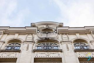 Op een steenworp van gent Sint-Pieters vindt u deze authentieke Art Deco herenwoning uit het jaar 1924. De woning werd gebouwd in één van de...