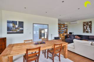 Op een centrale en commerciële locatie te Edegem bieden wij u dit polyvalent eigendom aan bestaande uit een te renoveren handelsgelijkvloers (112m²)...