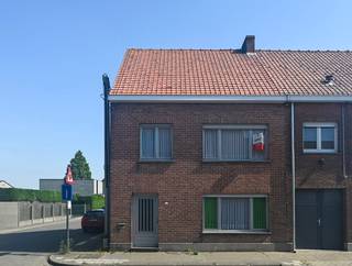 Welkom in deze charmante, te renoveren, gelegen vlakbij de Statieput en de Groene 62 in Eernegem (Ichtegem).<br />Deze goed georiënteerde hoekwoning heeft een indeling dat veel mogelijkheden biedt.<br /><br />Er is een ruime inkom, drie ruime slaapkamers met de mogelijkheid om in de zolder extra kamers te creëren en een ruime leefruimte.<br />Mits de nodige aanpassingen kan deze woning uitgroeien tot een fantastische woonplaats. <br />De grote, zonnige tuin is een absolute troef voor iedereen die van het buitenleven houdt. Er is een een ruime garage en bergplaats aanwezig.<br />Dankzij de centrale ligging zijn winkels, scholen en openbaar vervoer op wandelafstand. <br />Deze woning is een buitenkans voor jonge gezinnen, starters of investeerders die dromen om hun huis met tuin en garage naar eigen smaak en goesting aan te passen.<br />Ben je klaar om dit project onder handen te nemen?<br />Neem snel contact op voor een bezichtiging en laat je verrassen door de mogelijkheden.<br /><br />Voor meer informatie of een bezoek bel 059 / 508 555 of mail naar kris.bauwens@huisid.immo
