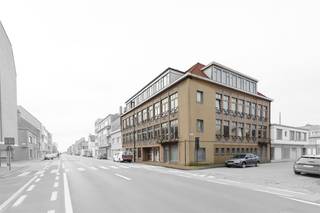 Dit gebouw bestaat uit 3 verdiepingen met serviceflats (18 flats).<br />Op het gelijkvloers bevindt zich er een ruime eetzaal met aansluitend een ruime keuken.<br />De serviceflats bevinden zich op verdieping 1 tot 3.<br />Het gebouw is voorzien van alle nodige faciliteiten om de uitbating verder te zetten.<br />Er is momenteel geen bewoning in het gebouw, de serviceflats staan leeg.<br /><br />Wenst u dit interessant gebouw te bezichtigen, neem dan contact op via telefoon op 0495/50.69.20 of via e-mail naar nicolas@jolieinvest.be<br />