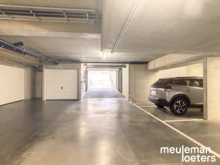 Ondergrondse garagebox (nr. 12) gelegen in residentie Marie Malou heeft een uitstekende ligging in het commercieel centrum van Oostkamp. <br /><br />De garagebox heeft een diepte van 4,95m en een breedte van 3m en is voorzien van een sectionale poort.<br /><br />De garagebox is gelegen op verdieping -1.<br /><br />Meer informatie bij ons kantoor.