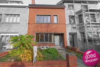 LARGE FAMILY HOME IN THE CENTER OF THE CITY WITH GARAGE AND 3 SPACIOUS BEDROOMS. Excellently located a few steps from the Grote Markt, the...