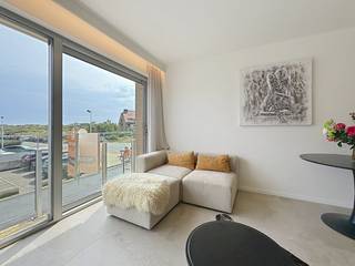 Cet appartement lumineux situé au 1er étage a fait l'objet d'une rénovation complète et de qualité, avec un soin particulier apporté au sur-mesure et au confort. Il dispose d'un vaste espace de vie avec une cuisine sur mesure entièrement équipée et un îlot, de toilettes séparées, d'une chambre lumineuse avec des placards intégrés et d'une salle de bains moderne attenante avec douche et branchements pour lave-linge/sèche-linge.  Il dispose également d'un grand local à vélos commun et d'un débarras privatif en sous-sol.  Appartement prêt à emménager, idéalement situé à Koksijde !  Réf. Les Pavois 0103