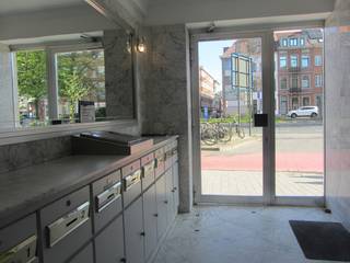 3-SLK APPARTEMENT MET ZONNIG TERRAS + ONDERGRONDSE PARKEERPLAATS IN HET GEBOUW.<br />Dit gerenoveerd 3-SLK appartement (+/- 100m²) is gelegen in de schaduw van de Brusselsepoort, op de 6e verdieping in een gebouw met lift. De gevelbreedte bedraagt 6m waardoor het raam in de leefruimte een spectaculair panoramisch uitzicht biedt over de Sint-Romboutstoren en het centrum van de stad.<br />Indeling: inkomhal, leefruimte, keuken, bijkeuken, nachthal, gastentoilet, berging/wasplaats, badkamer, 3 slaapkamers (waarvan 1 met directe toegang tot een zuid/west georiënteerd terras). Het appartement werd recent totaalgerenoveerd en is 100% instapklaar, de nieuwe eigenaar kan dus gerust zijn dat hij de eerstkomende jaren niets meer extra zal moeten investeren. Het ganse appartement is voorzien van nieuwe ramen met 3-dubbele beglazing. De ramen van slaapkamers zijn nog extra voorzien van zowel een binnenzonwering als een elektrisch bedienbaar rolluik (met afstandsbediening) aan de buitenzijde. Alle buitenmuren werden extra geïsoleerd aan de binnenzijde, de achtergevel wordt op dit moment nog volledig vernieuwd (deze kost zal volledig betaald worden vanuit het reservefonds van het gebouw). Volledig vernieuwde elektriciteit (volledig conform), nieuwe keuken en badkamer. Op niveau -1 bevinden zich nog een privatieve kelderberging (4m²) en een ruime autostaanplaats (zit reeds inbegrepen in de vraagprijs), bereikbaar d.m.v. een autolift. EPC-attest = label A. Voor meer info en/of een bezoek ter plaatse, contacteer Anne Raets via 0471/57 12 13 of mail naar info@buro14.be.