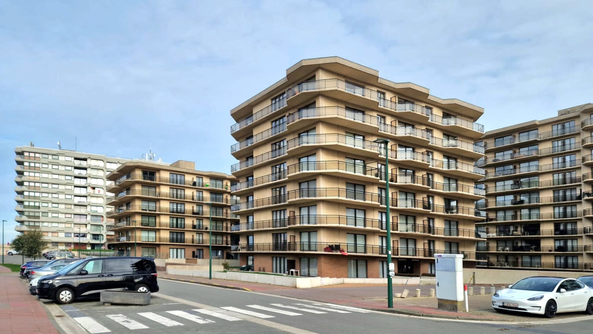 DUBBELE PARKEERPLAATS 45 &amp; 46 TE KOOP ONDER DE RESIDENTIES "ALEXANDRA + WESTHINDER + ZUIDHINDER" GELEGEN OP DE LEOPOLD I ESPLANADE TE DE PANNE - foto 3