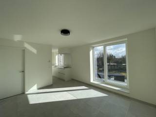 LEDE - Exclusief BEN-Duplexappartement in het centrum.<br /><br />Inschrijven voor het geplande bezoekmoment kan via onze website => www.immoderas.be<br /><br />Dit recente luxe-appartement situeert zich in een kleinschalige residentie, in de dorpskern van Lede. Verschillende kleinhandelszaken, het station, scholen, openbaar vervoer, sport &amp; recreatie zijn in de directe omgeving. Met de wagen bereik je vlot de E40.<br /><br />Het appartement omvat een open en lichtrijke leefruimte die door middel van een schakering in het ontwerp perfect valt onder te verdelen in een zithoek/salon &amp; eetplaats. Aansluitend is er de halfopen keuken die voorzien is van een vaatwasser, oven &amp; combi-oven, koelkast, diepvries, keramische kookplaat, voldoende opbergmogelijkheden.<br />De leefruimte geeft uit op een gezellig overdekt terras. Vanuit de leefruimte ga je via de nachthall met apart toilet, bergruimte en grote ingemaakte vestiaire naar de bovenverdieping. Hier beschikt het pand over 2 volwaardige slaapkamers, badkamer met inloopdouche en wastafel, een grote bergruimte met aansluitingen voor wasmachine &amp; droogkast.<br /><br />Het appartement wordt gekenmerkt door het gebruik van hoogwaardige, kwalitatieve materialen &amp; optimaal gebruik van de beschikbare ruimte door middel van inbouwkasten &amp; bergruimtes, alsook een sublieme graad van afwerking. Het pand werd volledig geschilderd en voorzien van armaturen.<br /><br />De 6 zonnepanelen, gecombineerd met de hoge graad van isolatie beperken het energieverbruik tot een minimum. Er is ook een goederenlift die boodschappen zonder enige moeite naar uw verdieping brengt.<br /><br />Staanplaats &amp; externe fietsenberging inbegrepen.<br /><br />AK: €50