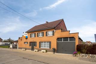 Rustig gelegen in het landelijke Waanrode bevindt zich dit karaktervolle landhuis met achterhuis en stallen, op een ruim perceel van maar liefst...