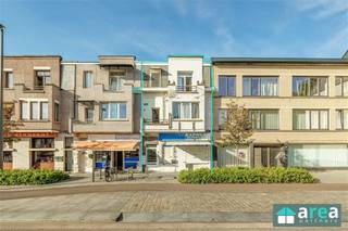 <p><span>In het levendige centrum van Hoboken, op een steenworp van winkels, openbaar vervoer, scholen en parken vindt u dit indrukwekkende investeringsproject. Het betreft momenteel een handelspand van +/- 125 m² met 4 units, waarvoor momenteel een vergunning geldt voor 3 units. Omwille van de centrale ligging vormt dit eigendom een interessante opportuniteit voor investeerders die op zoek zijn naar potentieel in een stedelijke omgeving. </span></p><p><span>Kortom: een zeer interessante investering met gegarandeerd rendement!</span></p><p><span>Grootste troeven:</span></p><p><span>- Veel ruimte en potentieel!<br />- Ruim handelgelijkvloers, verhuurd aan €1100/maand<br />- Dubbel glas PVC<br />- Gunstige EPC-score B <br />- Dak geïssoleerd<br />- Huidig </span><span>rendement </span><span>van </span><span>10,69%</span><span> (hou rekening met terugbrengen van opsplitsing van units op V1!)</span></p><p><span>Indeling:</span></p><p><span>- Kelder van 22 m²<br />- GLV: Handelspand van +/- 125 m², berging van 18 m²<br />- V1: unit van 55 m² met woonkamer en kitchenette, een ruime slpk. van 14m², berging met aansluiting tot wasmachine en droogkuis alsook een badkamer met douche en toilet. Deze unit is verhuurd aan €675/maand.<br />- V1: unit van 50 m² met woonkamer en kitchenette, een ruime slpk. van 17m² , toilet, douchekamer en een dakterras van 18m².<br />- V2: </span><span>instapklare </span><span>unit van 50 m² met woonkamer, keuken, een ruime slpk. van 14m², badkamer en een terras.<br />- V2: unit van 35m² met woonkamer/slpk. van 18m², badkamer, keuken en een berging.</span></p><p><span>Voor meer informatie kan u terecht bij Area Partners: <span>info@area.be</span></span><span> 03/284.60.60</span></p>