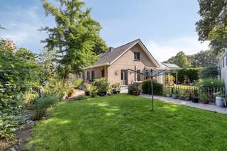Zuidgericht, rustig gelegen én toch vlakbij Gent? Welkom in deze ruime open bebouwing aan de Zwaluwstraat 10 in Evergem! Op een perceel van 986 m² geniet je van een groene omgeving met vlotte verbindingen naar de R4 en de werkgelegenheid van de Gentse kanaalzone. De woning beschikt over een inkomhal, lichtrijke woonkamer met zicht op de tuin, ruime keuken met aanpalende wasplaats en kelder, 3 slaapkamers, badkamer, grote garage en een royale zolder die perfect dienst kan doen als hobbyruimte of extra kamer. Deze woning vraagt om renovatie en is ideaal voor wie graag de handen uit de mouwen steekt. Interesse? bel Ewout: 0497 588 888 of contact@immohuysman.be 